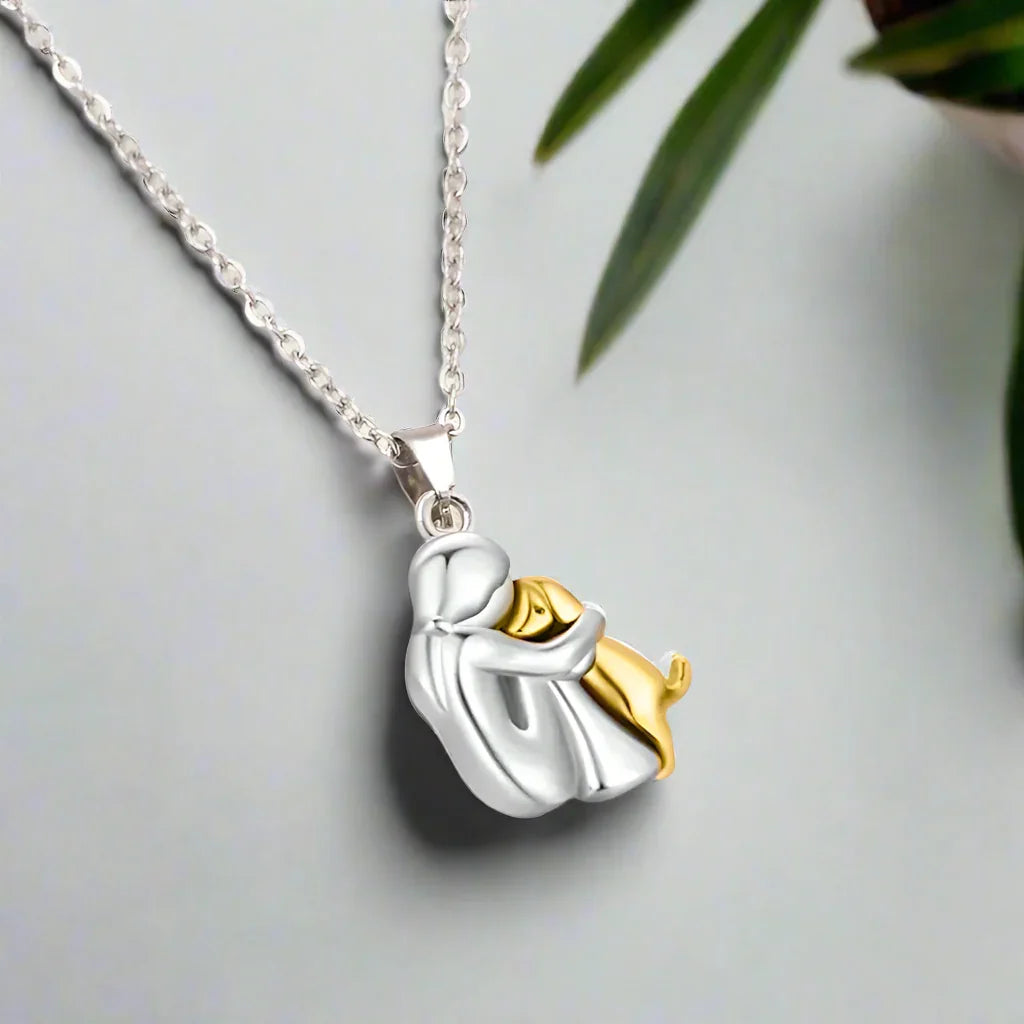 Collar con colgante "Abrazo"