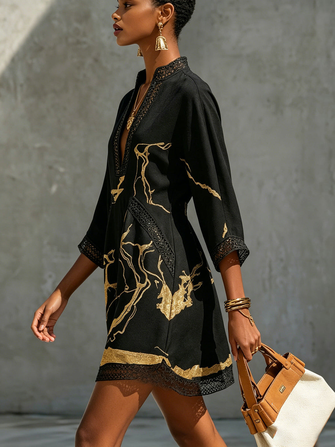 Ébène | Minivestido con escote en V y estampado negro y dorado