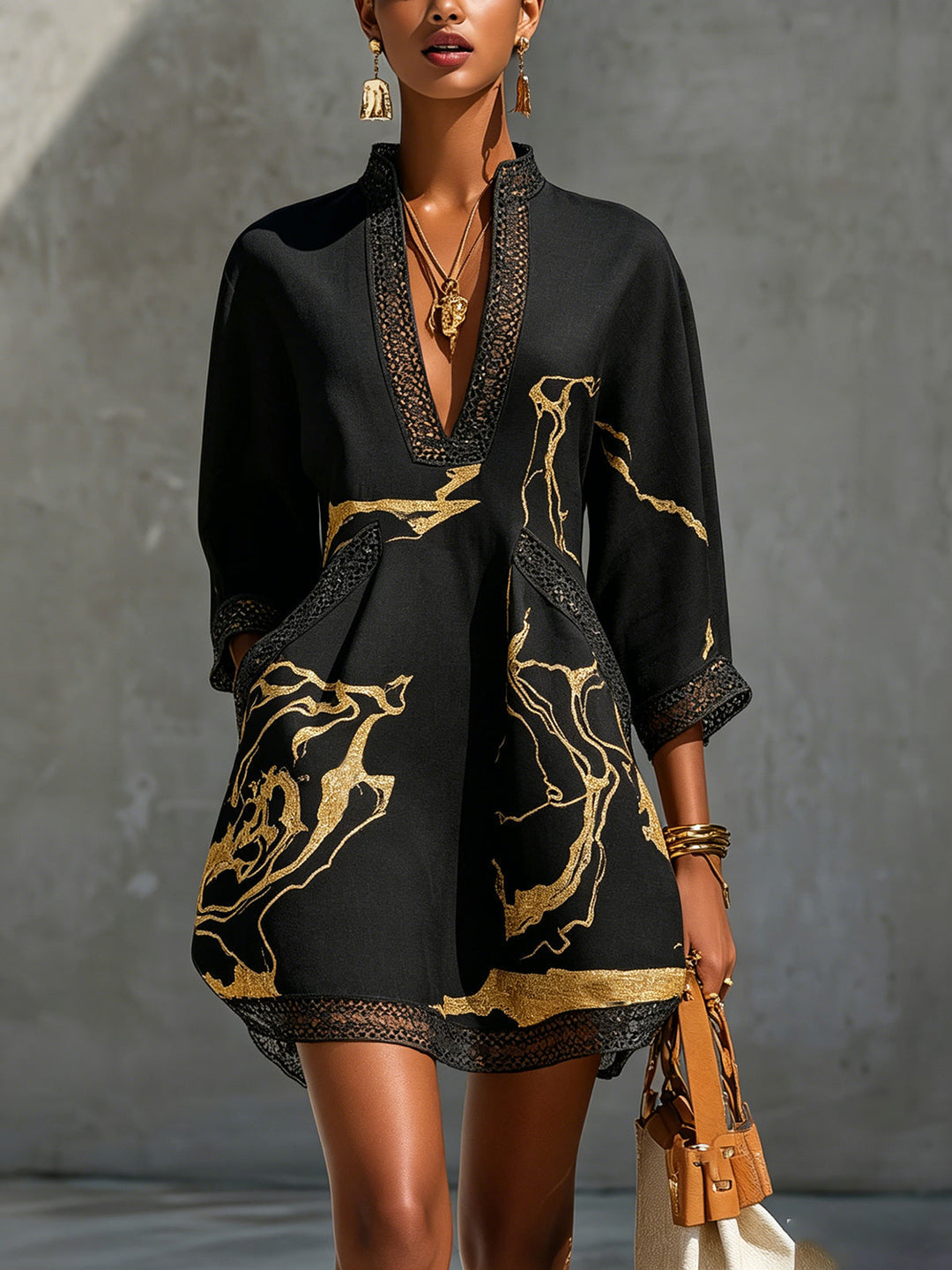 Ébène | Minivestido con escote en V y estampado negro y dorado